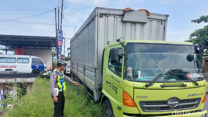 Pria Tanpa Identitas Tewas Terserempet Truk di Pantura Pekalongan