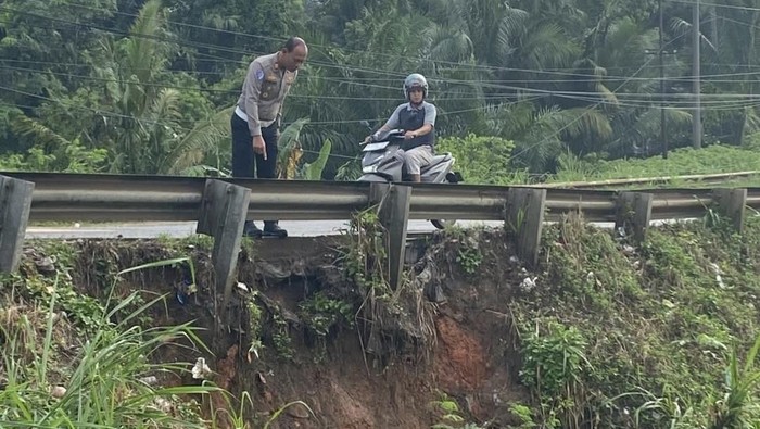 Waspada Tepian Jalintim Palembang-Betung Tergerus Longsor
