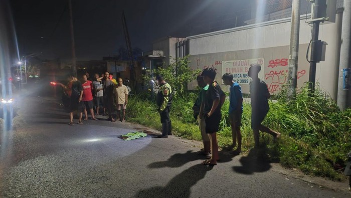 Polisi saat mendatangi lokasi kecelakaan antara motor dan pejalan kaki di Sorowajan, Banguntapan, Bantul.