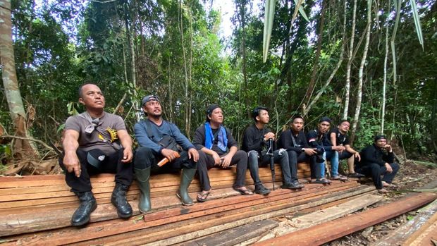 Polres Inhu membongkar 300 kubik kayu hasil illegal logging, Jumat (5/12/2025).