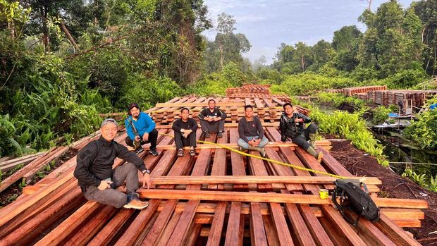 Polres Inhu membongkar 300 kubik kayu hasil illegal logging, Jumat (5/12/2025).