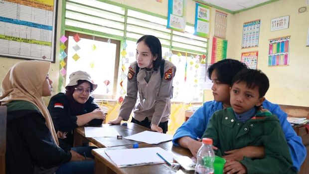 Polwan Polda Riau menghadirkan keceriaan anak-anak SDN 09 Gumarang, Agam pasca-bencana galodo. Polwan Polda Riau menghadirkan keceriaan anak-anak SDN 09 Gumarang, Agam pasca-bencana galodo, Rabu (10/12/2025).