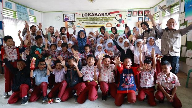 Polwan Polda Riau menghadirkan keceriaan anak-anak SDN 09 Gumarang, Agam pasca-bencana galodo. Polwan Polda Riau menghadirkan keceriaan anak-anak SDN 09 Gumarang, Agam pasca-bencana galodo, Rabu (10/12/2025).