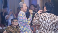 Dalam penampilannya, Cakra Khan turut mengajak tamu undangan untuk ikut bernyanyi.