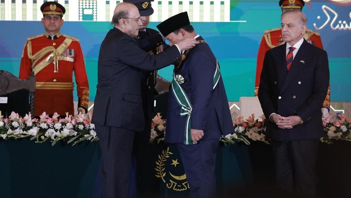 Prabowo Terima Bintang Kehormatan Tertinggi dari Presiden Pakistan