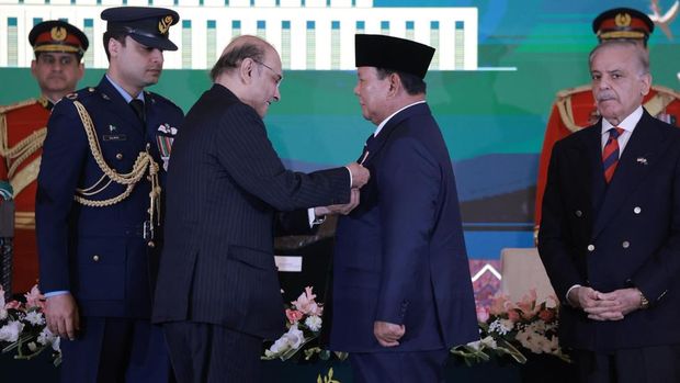 Presiden Republik Indonesia Prabowo Subianto menerima anugerah kehormatan tertinggi “Nishan-e-Pakistan” dari Presiden Pakistan Asif Ali Zardari dalam upacara resmi di Ruang Iqbal, Aiwan-e-Sadr, Selasa (9/12/2025). (Dok. Biro Pers Sekretariat Presiden)