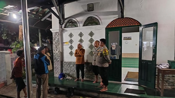 Pria tanpa identitas ditemukan tewas tersungkur di kamar mandi masjid di Sukabumi