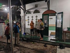 Pria Tanpa Identitas Ditemukan Tewas di WC Masjid Sukabumi