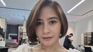 Omara menilai penampilan baru Prilly sangat seksi dan memesona. Foto: Instagram @omara.esteghlal