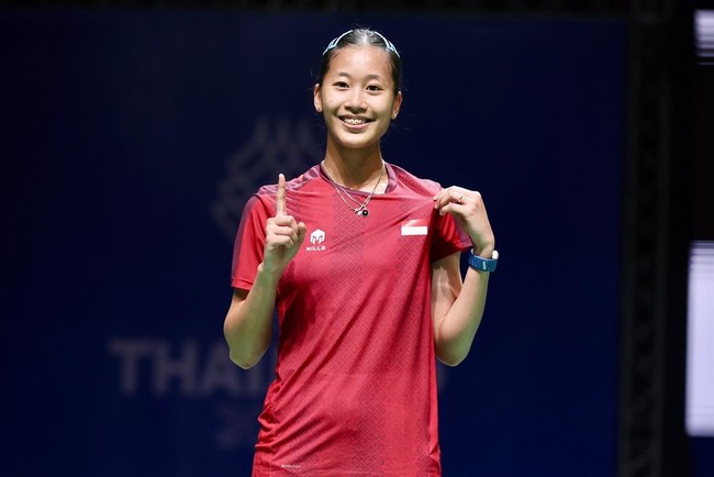 Tak hanya untuk para atlet, publik juga dapat membeli koleksi yang sekaligus tersedia dengan sistem made-to-order ini. Sebagian dari hasil penjualannya akan didonasikan untuk upaya penanggulangan bencana di Sumatera. (Foto: Dok. PP PBSI)