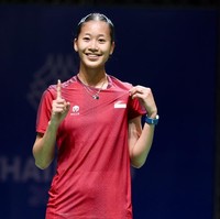 Tak hanya untuk para atlet, publik juga dapat membeli koleksi yang sekaligus tersedia dengan sistem made-to-order ini. Sebagian dari hasil penjualannya akan didonasikan untuk upaya penanggulangan bencana di Sumatera. (Foto: Dok. PP PBSI)