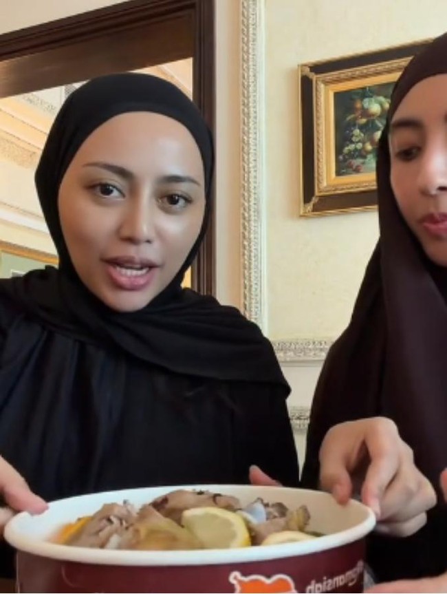 Rachel Vennya Umrah, Cicip Nasi Mandhi dan Kunafa yang Enak!