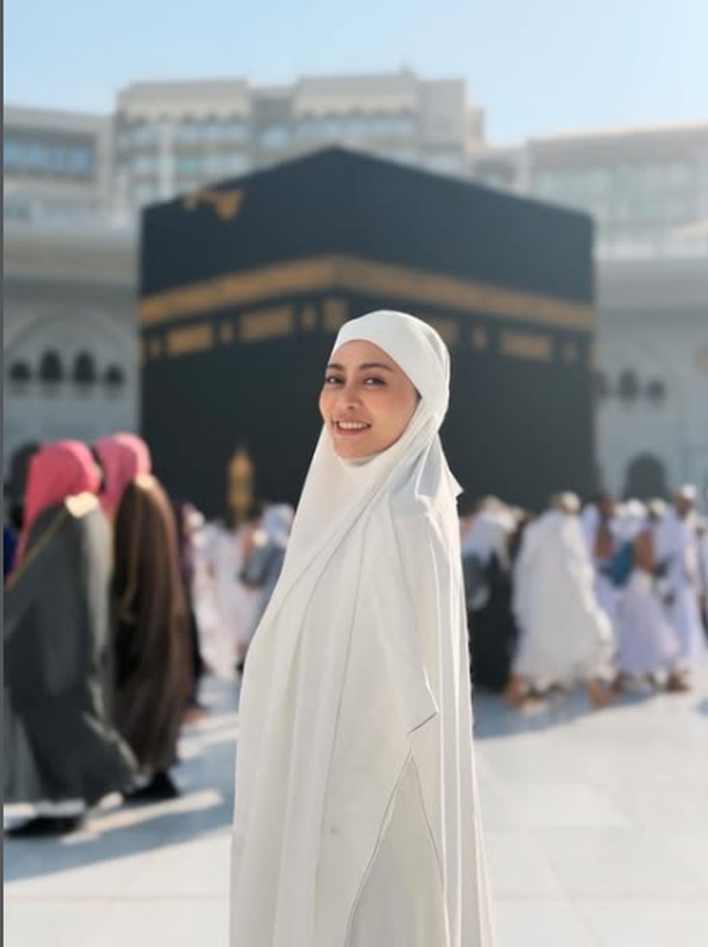 Rachel Vennya Umrah, Sempat Cicip Nasi Mandhi dan Kunafa yang Katanya Enak!