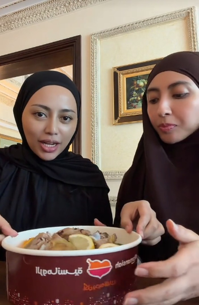 Rachel Vennya Umrah, Sempat Cicip Nasi Mandhi dan Kunafa yang Katanya Enak!