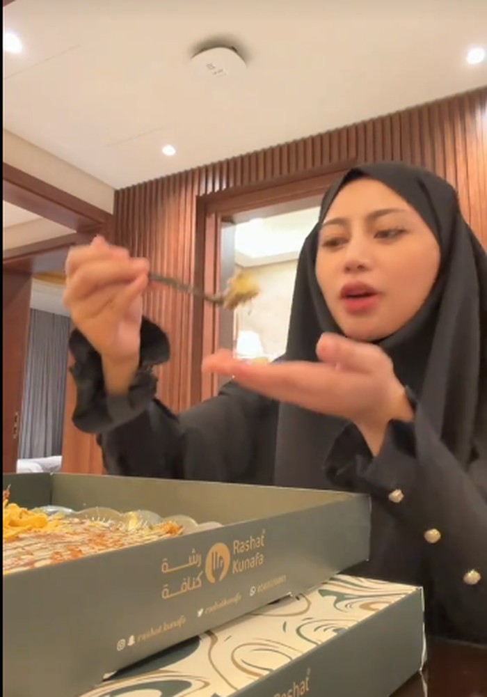 Rachel Vennya Umrah, Sempat Cicip Nasi Mandhi dan Kunafa yang Katanya Enak!