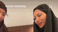 Selain nasi mandhi, ibu dua anak ini juga sempat mencoba kunafa dari merek Rahsat Kunafa yang populer. Disebut-sebut kunafa dari merek ini memang punya rasa yang enak banget!  Foto: TikTok/Instagram @rachelvennya