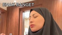 Pertama kali masuk mulut, Rachel Vennya langsung melantunkan lafal Masya allah. Ia juga berkali-kali menyebut kunafa ini enak banget! Foto: TikTok/Instagram @rachelvennya