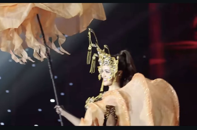 Kostum nasional bertajuk ‘The Ancestral Pulse of Kakaban’ ini terinspirasi dari ubur-ubur tanpa sengat di Danau Kakaban, Kalimantan Timur. Sebagai wanita asal Kalimantan Timur, tema ini terasa sangat personal baginya. Foto: dok. Instagram @rinandamh