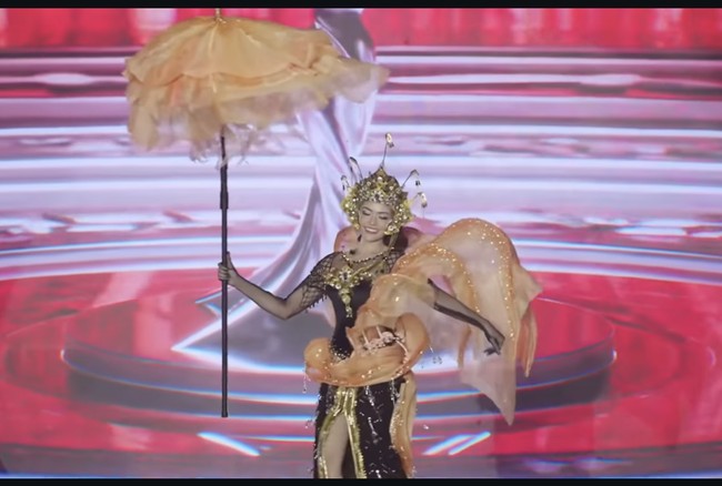 Melengkapi penampilan, Rinanda membawa aksesori berbentuk payung yang dibuat dari bahan organza. Bentuknya menyerupai tubuh ubur-ubur yang menjadikan keseluruhan look terasa dramatis dan tematik. Foto: dok. Instagram @rinandamh