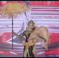 Melengkapi penampilan, Rinanda membawa aksesori berbentuk payung yang dibuat dari bahan organza. Bentuknya menyerupai tubuh ubur-ubur yang menjadikan keseluruhan look terasa dramatis dan tematik. Foto: dok. Instagram @rinandamh