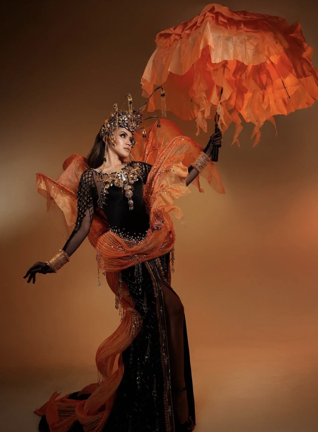 Kostum ini bukan sekedar penghormatan atas keindahan mereka, tetapi sebuah sumpah, pengingat bahwa makhluk halus ini lebih dari sekadar keajaiban bagi para pengembara, mereka adalah detak jantung alam yang hidup yang harus dijaga,” penjelasan Rinanda soal kostumnya di Instagramnya.  Foto: dok. Instagram @rinandamh