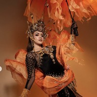 Rinanda Aprillya Maharani tampil memukau di panggung Miss Charm 2025 pada sesi National Costume yang digelar di Vietnam, Selasa (9/12/2025). Runner-up ketiga Puteri Indonesia itu mencuri perhatian lewat kostum bertema ubur-ubur yang tampil unik sekaligus anggun. Foto: dok. Instagram @rinandamh