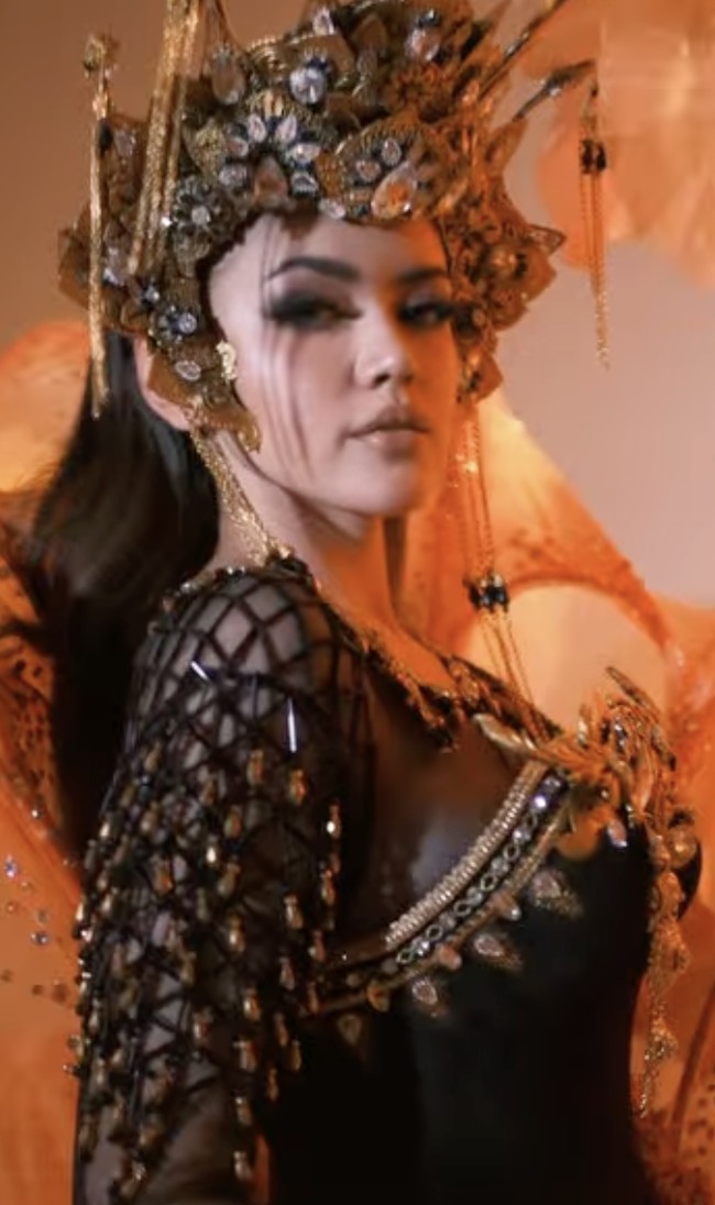 Rinanda sendiri mencatat prestasi membanggakan di ajang Puteri Indonesia 2025. Meski tidak membawa pulang mahkota utama, wanita 22 tahun asal Sangatta Utara, Kutai Timur ini berhasil meraih tiga gelar sekaligus: Puteri Indonesia Pendidikan 2025 (runner-up ke-3), Puteri Indonesia Intelegensia 1 2025, dan Puteri Indonesia Berbakat 2025. Foto: dok. Instagram @rinandamh