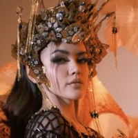 Rinanda sendiri mencatat prestasi membanggakan di ajang Puteri Indonesia 2025. Meski tidak membawa pulang mahkota utama, wanita 22 tahun asal Sangatta Utara, Kutai Timur ini berhasil meraih tiga gelar sekaligus: Puteri Indonesia Pendidikan 2025 (runner-up ke-3), Puteri Indonesia Intelegensia 1 2025, dan Puteri Indonesia Berbakat 2025. Foto: dok. Instagram @rinandamh