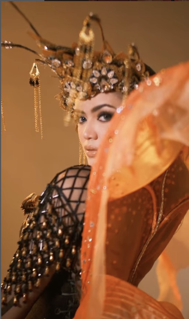 Rinanda menambahkan “Menggabungkan keanggunan berseri ubur-ubur Kakaban dengan kedalaman surga bawah laut Maratua yang memukau, serta semangat abadi orang Bajau Berau, penjaga laut di Kalimantan Timur, karya ini menghormati kesatuan alam dan budaya dalam keseimbangan sempurna.” Foto: dok. Instagram @rinandamh