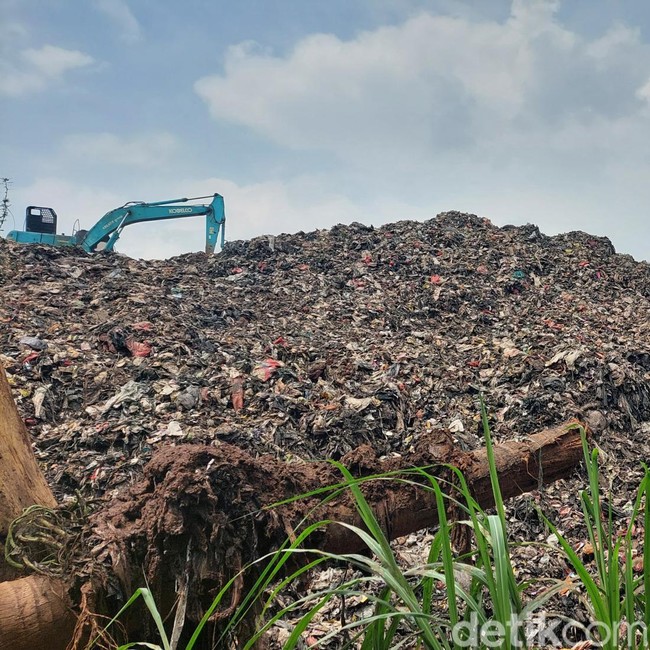Miris! Potret Gunungan Sampah TPA Nyaris Timbun Rumah Warga Serpong