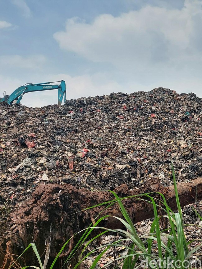 Miris! Potret Gunungan Sampah TPA Nyaris Timbun Rumah Warga Serpong