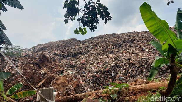 Rumah warga di samping TPA Cipeucang