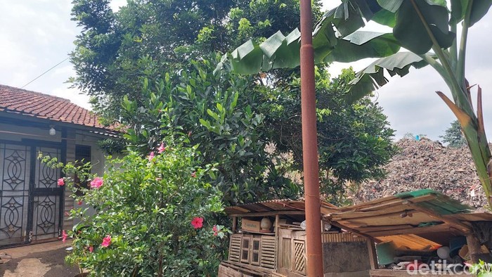 Rumah warga di samping TPA Cipeucang