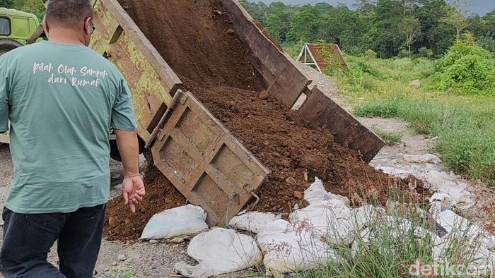 Bikin Resah! Karung Isi Limbah Ayam Dibuang di Jalanan Cepogo Boyolali