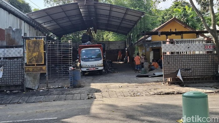 Hasto Target 2.000 Ton Sampah di Jogja Diangkut ke Piyungan Sebelum Natal