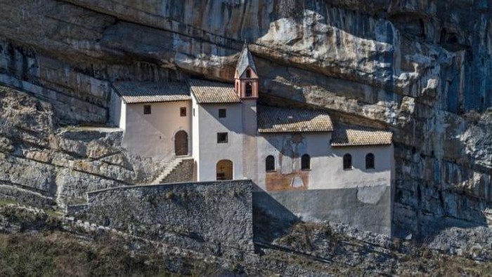 Bangunan Pertapa Paling Ekstrem! Lokasinya Nempel Tebing & Pernah Dihuni Naga