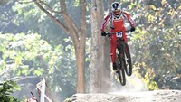 Di nomor downhill putra, atlet Indonesia Rendy Varera Sanjaya tampil agresif menaklukkan turunan teknis dan lintasan berbatu di kawasan konservasi tersebut. ANTARA FOTO/Nova Wahyudi