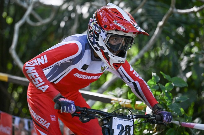 Merah dan putih menjadi warna resmi seperti yang terlihat pada pakaian atlet sepeda downhill putri Indonesia Milatul Khaqimah, Rabu (10/12/2025). Dalam ajang dua tahunan tersebut, Riska berhasil meraih medali perak dengan catatan waktu 3 menit 4 detik. (Foto: ANTARA FOTO/NOVA WAHYUDI)