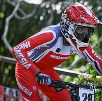 Merah dan putih menjadi warna resmi seperti yang terlihat pada pakaian atlet sepeda downhill putri Indonesia Milatul Khaqimah, Rabu (10/12/2025). Dalam ajang dua tahunan tersebut, Riska berhasil meraih medali perak dengan catatan waktu 3 menit 4 detik. (Foto: ANTARA FOTO/NOVA WAHYUDI)