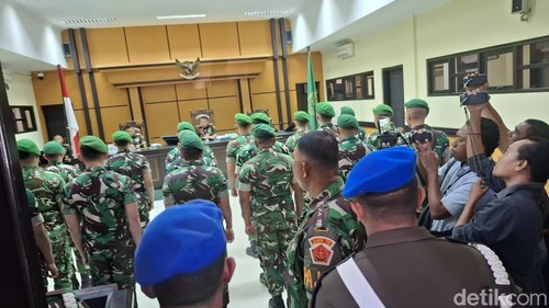 17 terdakwa saat dihadirkan dalam sidang tuntutan di Pengadilan Militer III-15 Kupang, Nusa Tenggara Timur (NTT), Rabu (10/12/2025). (Yufengki Bria/detikBali).
