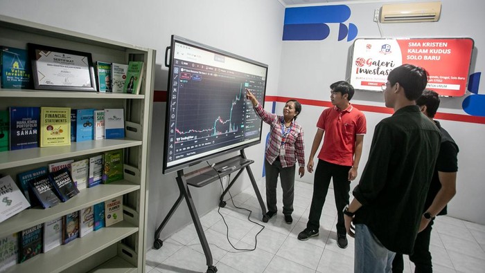 Guru mengajari siswa aktivitas trading atau jual beli aset keuangan bursa efek di Galeri Investasi Bursa Efek Indonesia (BEI) SMA Kalam Kudus Solo Baru, Sukoharjo, Jawa Tengah, Rabu (10/12/2025). Galeri Investasi BEI tersebut untuk mendorong minat investasi dan edukasi literasi keuangan kepada generasi muda serta memudahkan pemula memahami pasar modal, mekanisme transaksi, serta manajemen risiko dalam berinvestasi. ANTARA FOTO/Mohammad Ayudha