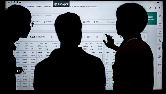 Guru mengajari siswa aktivitas trading atau jual beli aset keuangan bursa efek di Galeri Investasi Bursa Efek Indonesia (BEI) SMA Kalam Kudus Solo Baru, Sukoharjo, Jawa Tengah, Rabu (10/12/2025). Galeri Investasi BEI tersebut untuk mendorong minat investasi dan edukasi literasi keuangan kepada generasi muda serta memudahkan pemula memahami pasar modal, mekanisme transaksi, serta manajemen risiko dalam berinvestasi. ANTARA FOTO/Mohammad Ayudha