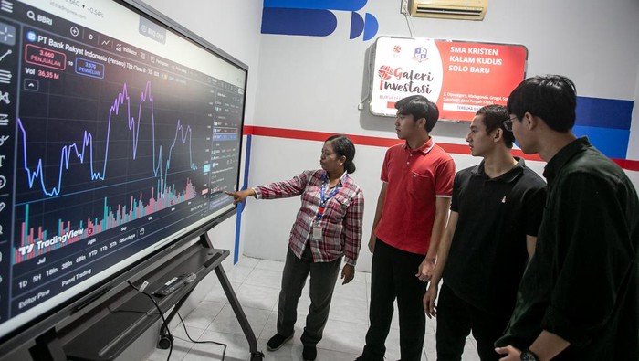 Guru mengajari siswa aktivitas trading atau jual beli aset keuangan bursa efek di Galeri Investasi Bursa Efek Indonesia (BEI) SMA Kalam Kudus Solo Baru, Sukoharjo, Jawa Tengah, Rabu (10/12/2025). Galeri Investasi BEI tersebut untuk mendorong minat investasi dan edukasi literasi keuangan kepada generasi muda serta memudahkan pemula memahami pasar modal, mekanisme transaksi, serta manajemen risiko dalam berinvestasi. ANTARA FOTO/Mohammad Ayudha