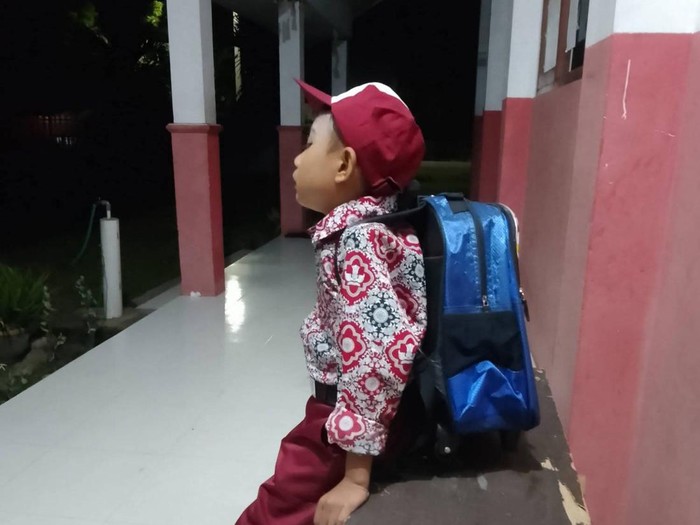 Siswa SD bernama Farel (7) di Kabupaten Sigi, Sulawesi Tengah (Sulteng) viral di media sosial (medsos) karena berangkat ke sekolah pukul 03.00 Wita.