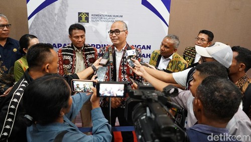 Staf Ahli Bidang Ekonomi dan Sosial Kementerian Hukum RI, Wisnu Nugroho Dewanto saat diwawancarai seusai kegiatan di Hotel Aston Kupang, Selasa (9/12/2025).