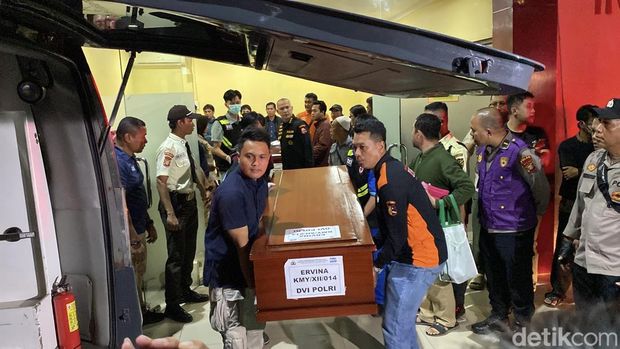 Suasana duka menyelimuti keluarga saat seluruh jasad korban kebakaran kantor Terra Drone di Jakarta Pusat (Jakpus) telah diserahkan di RS Polri, Kramat Jati, Jaktim, Rabu (10/12/2025). (Devi/detikcom)