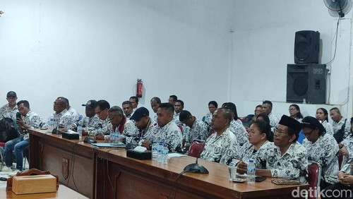 Suasana rapat dengar pendapat antara PGRI Flores Timur dan DPRD, Selasa (9/12/2025). (Yurgo Purab/detikBali)