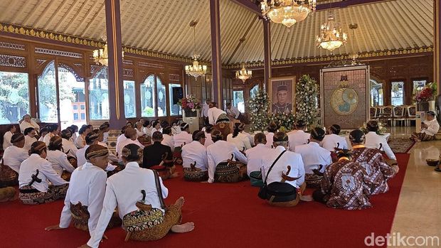 Surud dalem PB XIII Suasana 40 hari Surud daelm Paku Buwono XIII yang digelar Oleh LDA, Rabu (10/12/2025).