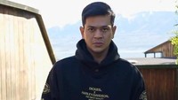 Surya Insomnia berulang tahun, netizen banyak memberi ucapan. Cie yang nambah tua. Haha. Met ultah bat. Sehat, bahagia, berkah, komen Wendi Cagur. (Foto: dok Instagram suryainsomnia)