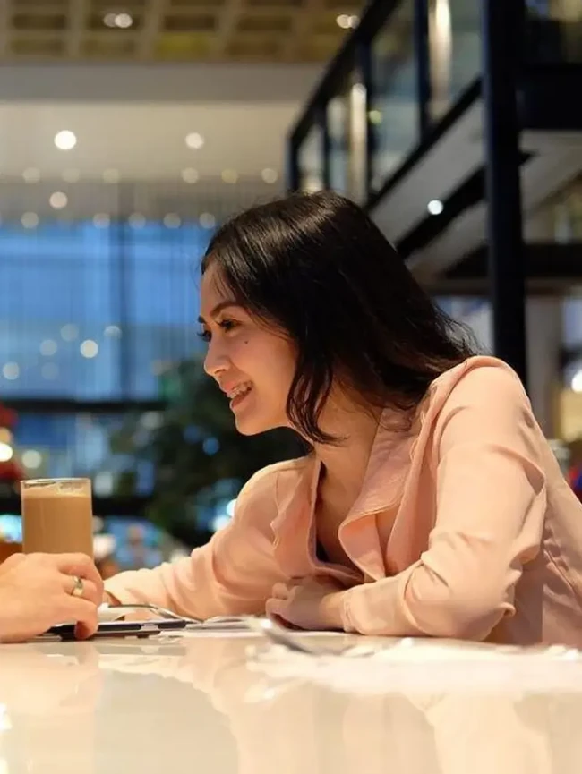 Momen Surya Insomnia Ulang Tahun hingga Nongkrong di Kafe